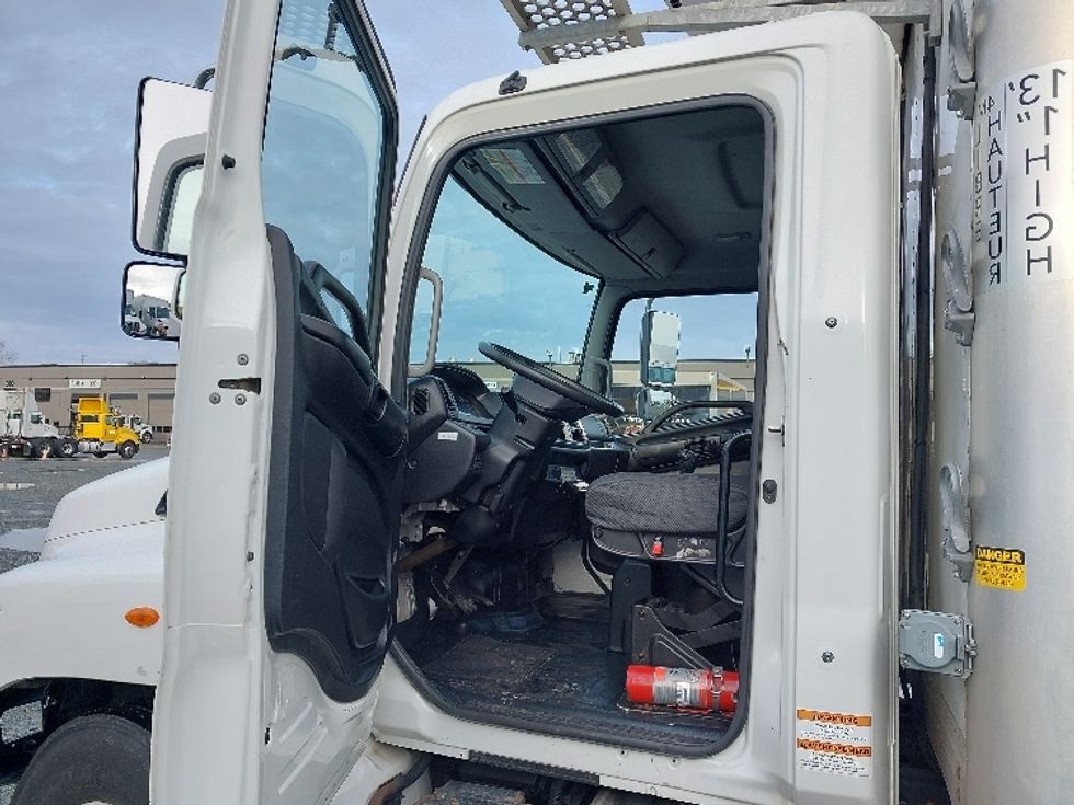 Refrigerated Truck-Light and Medium Duty Trucks-Hino-2020-338-Delta-BC-165,140\n\t\tkm-$ 91,500 - Image 16