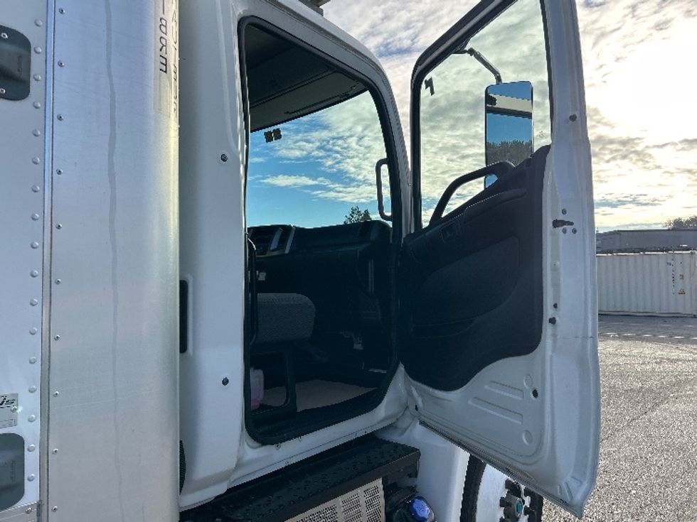 Refrigerated Truck-Light and Medium Duty Trucks-Hino-2020-338-Delta-BC-190,668\n\t\tkm-$ 93,000 - Image 19