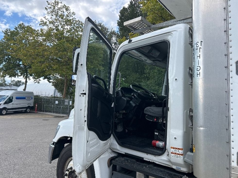Refrigerated Truck-Light and Medium Duty Trucks-Hino-2020-338-Delta-BC-191,256\n\t\tkm-$ 83,250 - Image 16