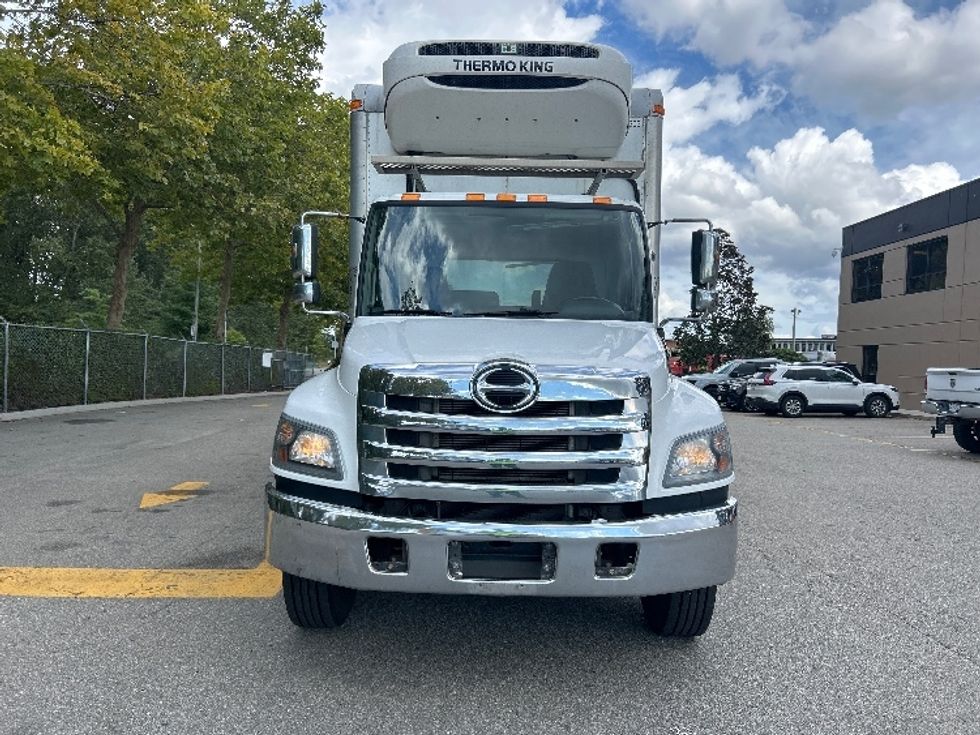 Refrigerated Truck-Light and Medium Duty Trucks-Hino-2020-338-Delta-BC-191,256\n\t\tkm-$ 83,250 - Image 2