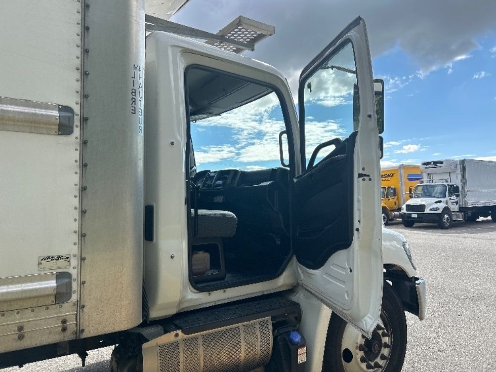 Refrigerated Truck-Light and Medium Duty Trucks-Hino-2020-338-Delta-BC-191,256\n\t\tkm-$ 83,250 - Image 20