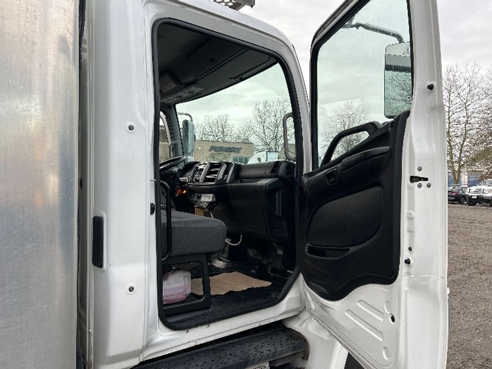 Refrigerated Truck-Light and Medium Duty Trucks-Hino-2020-338-Surrey-BC-169,555\n\t\tkm-$ 91,250 - Image 19