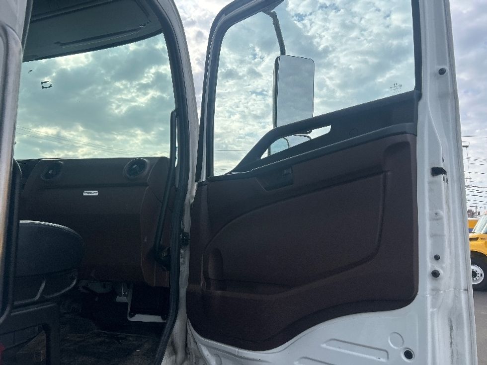 Refrigerated Truck-Light and Medium Duty Trucks-Hino-2022-L6-Braintree-MA-145,588\n\t\tmiles-$ 60,000 - Image 20