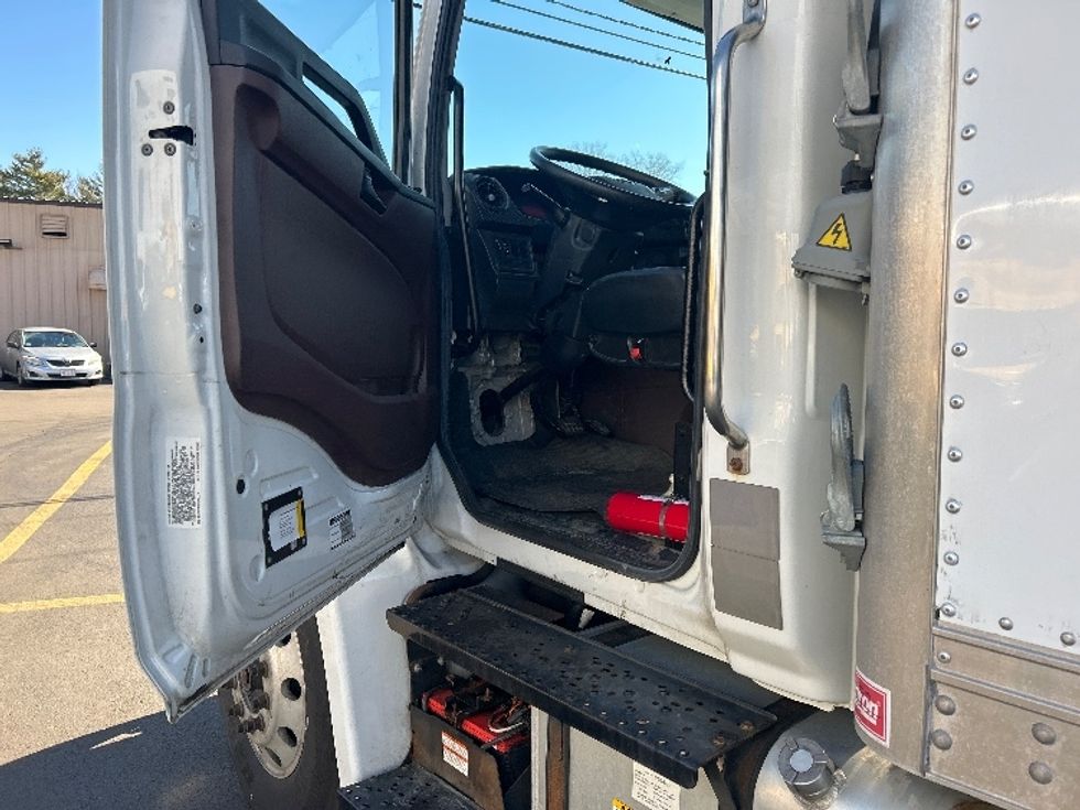 Refrigerated Truck-Light and Medium Duty Trucks-Hino-2022-L6-Londonderry-NH-181,107\n\t\tmiles-$ 62,250 - Image 16