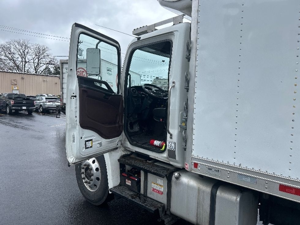 Refrigerated Truck-Light and Medium Duty Trucks-Hino-2023-L6-Braintree-MA-124,017\n\t\tmiles-$ 61,000 - Image 16