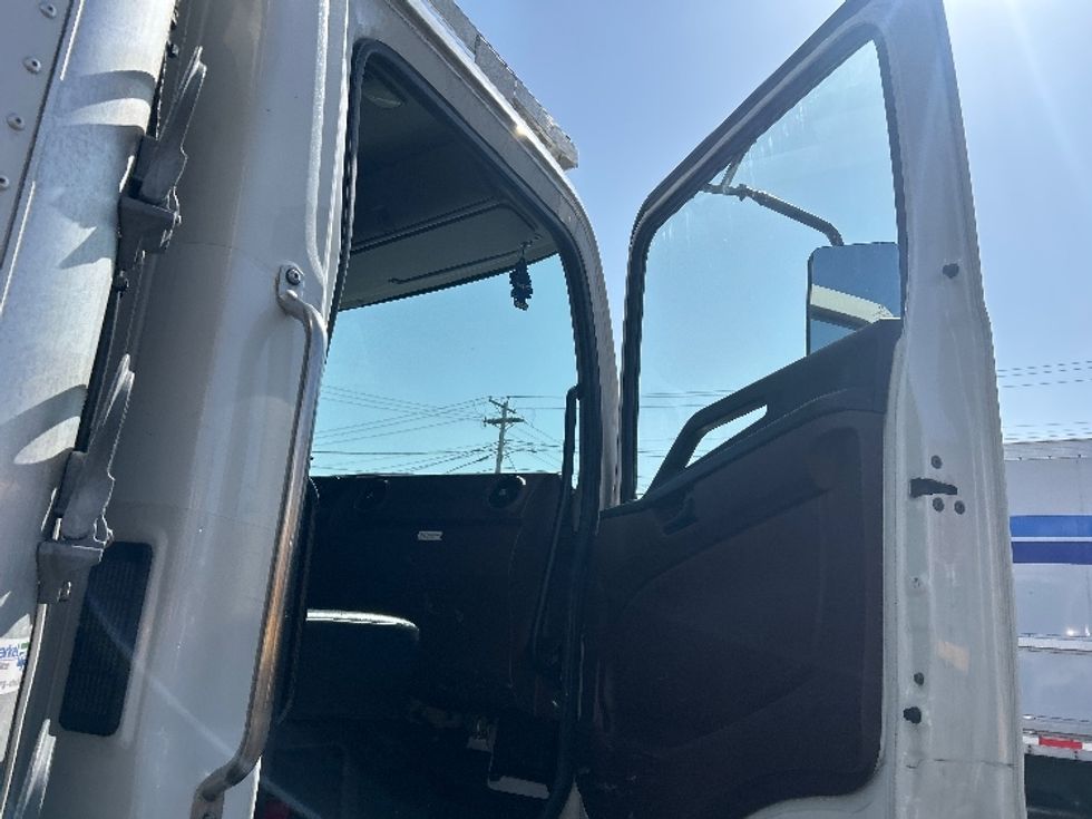 Refrigerated Truck-Light and Medium Duty Trucks-Hino-2023-L6-Braintree-MA-151,600\n\t\tmiles-$ 57,250 - Image 20
