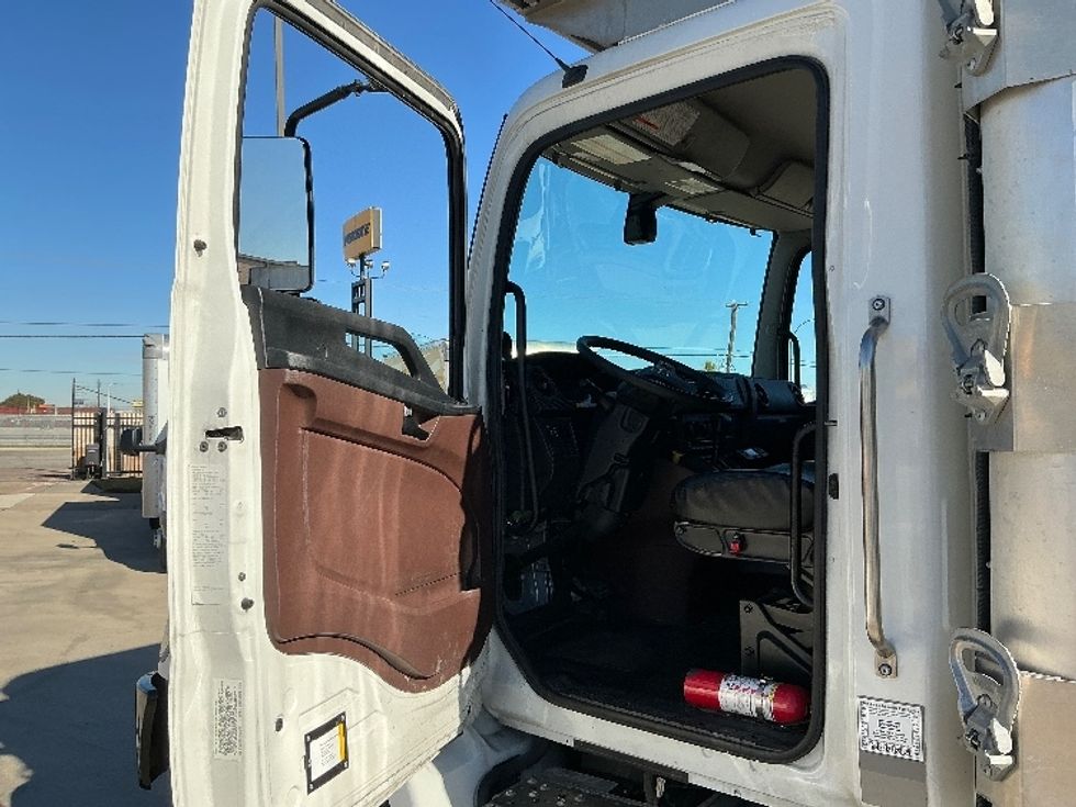 Refrigerated Truck-Light and Medium Duty Trucks-Hino-2024-L6-Arlington-TX-74,884\n\t\tmiles-$ 98,000 - Image 15