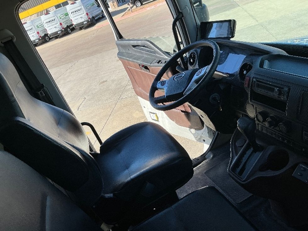 Refrigerated Truck-Light and Medium Duty Trucks-Hino-2024-L6-Arlington-TX-74,884\n\t\tmiles-$ 98,000 - Image 21