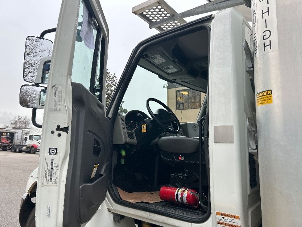 Refrigerated Truck-Light and Medium Duty Trucks-International-2019-4300-Delta-BC-168,979\n\t\tkm-$ 77,500 - Image 16