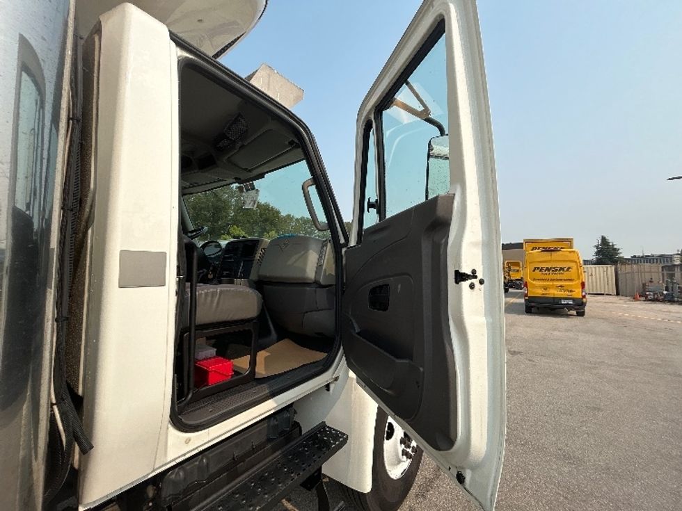 Refrigerated Truck-Light and Medium Duty Trucks-International-2019-4300-Delta-BC-206,808\n\t\tkm-$ 58,500 - Image 19
