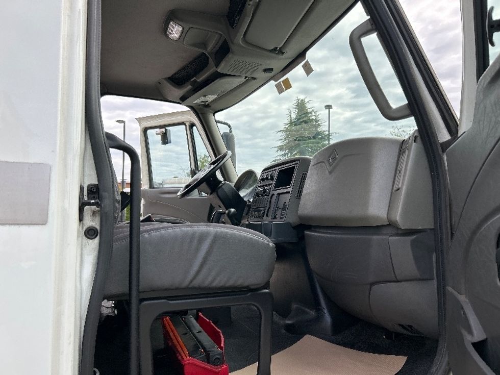 Refrigerated Truck-Light and Medium Duty Trucks-International-2019-4300-Delta-BC-213,104\n\t\tkm-$ 60,000 - Image 19