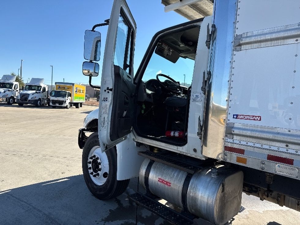 Refrigerated Truck-Light and Medium Duty Trucks-International-2019-4300-Fort Worth-TX-305,510\n\t\tmiles-$ 23,500 - Image 16