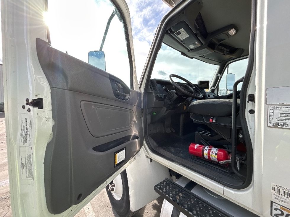 Refrigerated Truck-Light and Medium Duty Trucks-International-2020-MV607-Fresno-CA-120,932\n\t\tmiles-$ 66,250 - Image 16