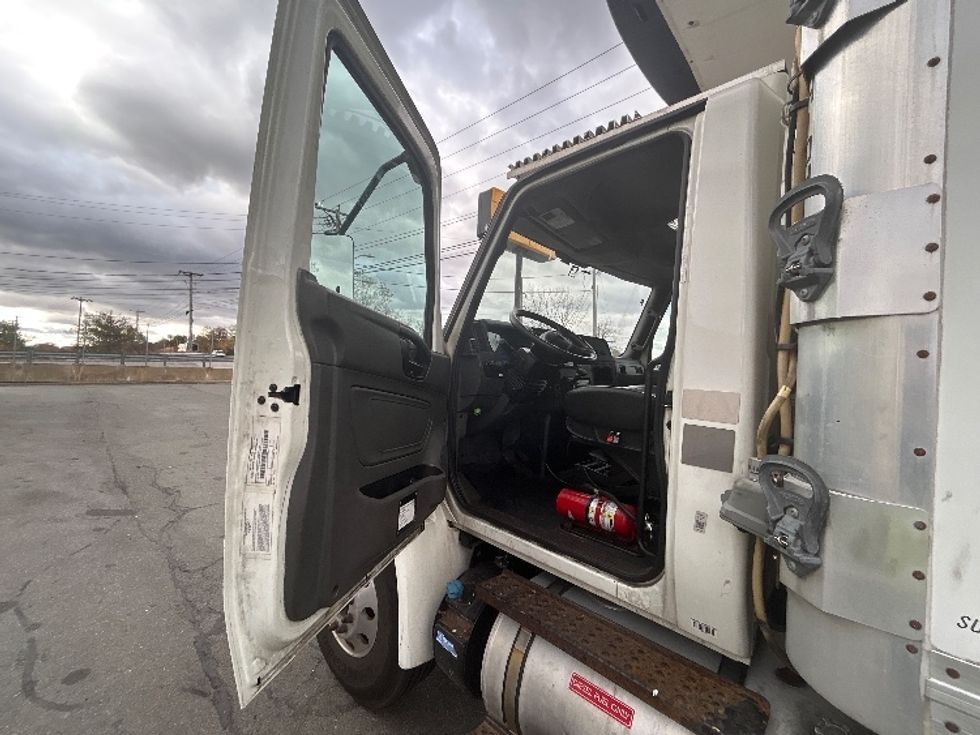 Refrigerated Truck-Light and Medium Duty Trucks-International-2020-MV607-Londonderry-NH-261,655\n\t\tmiles-$ 34,000 - Image 16