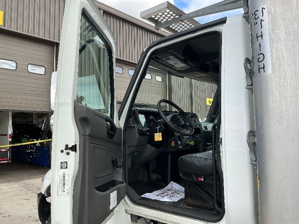 Refrigerated Truck-Light and Medium Duty Trucks-International-2020-MV607-Stoney Creek-ON-176,131\n\t\tkm-$ 71,000 - Image 16