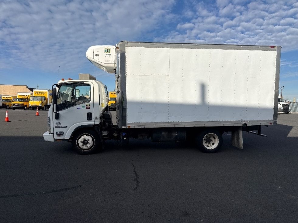 Refrigerated Truck-Light and Medium Duty Trucks-Isuzu-2013-NQR-Philadelphia-PA-246,599\n\t\tmiles-$ 21,000 - Image 4