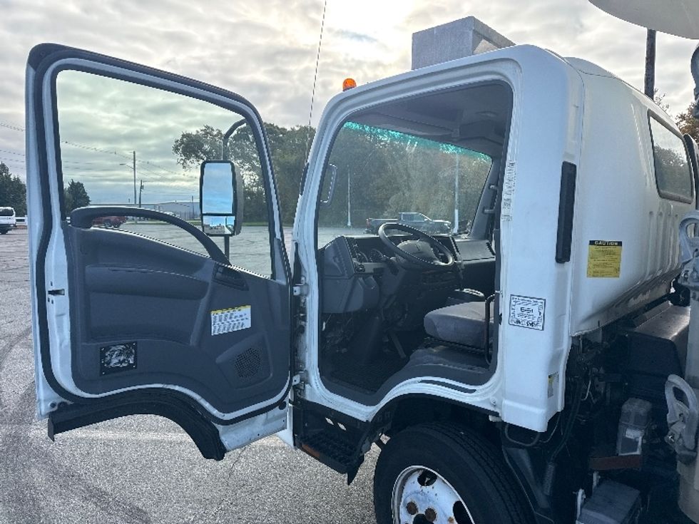 Refrigerated Truck-Light and Medium Duty Trucks-Isuzu-2018-NQR-New Bedford-MA-42,813\n\t\tmiles-$ 48,000 - Image 15
