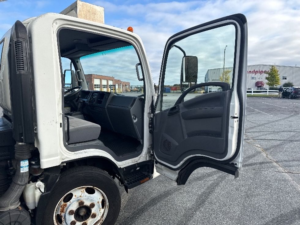 Refrigerated Truck-Light and Medium Duty Trucks-Isuzu-2018-NQR-New Bedford-MA-42,813\n\t\tmiles-$ 48,000 - Image 19