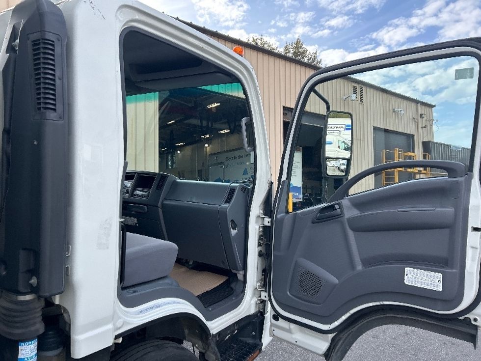 Refrigerated Truck-Light and Medium Duty Trucks-Isuzu-2018-NRR-Burnaby-BC-171,031\n\t\tkm-$ 64,500 - Image 18