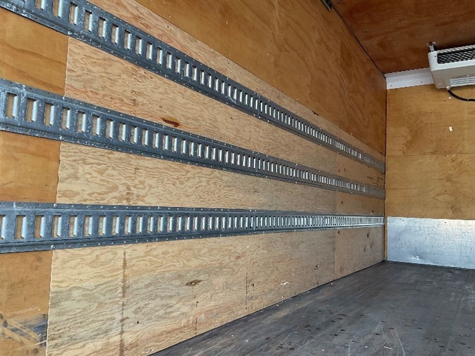 Refrigerated Truck-Light and Medium Duty Trucks-Isuzu-2018-NRR-Kent-WA-87,673\n\t\tmiles-$ 52,000 - Image 11