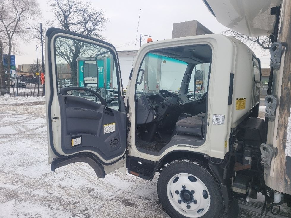 Refrigerated Truck-Light and Medium Duty Trucks-Isuzu-2019-NRR-Chicago (Melrose Park)-IL-112,925\n\t\tmiles-$ 52,500 - Image 16