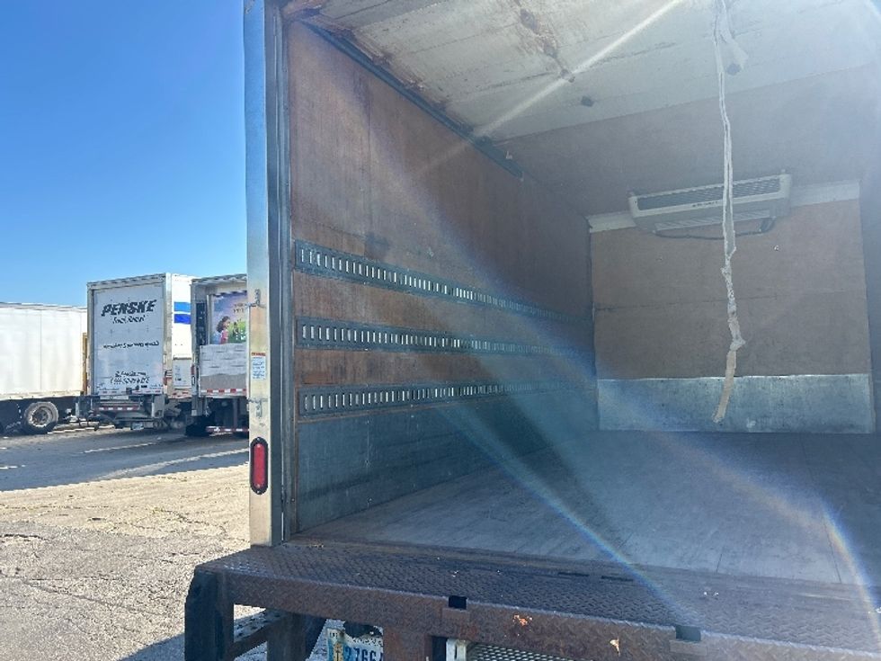 Refrigerated Truck-Light and Medium Duty Trucks-Isuzu-2019-NRR-Chicago (Melrose Park)-IL-98,438\n\t\tmiles-$ 48,500 - Image 11