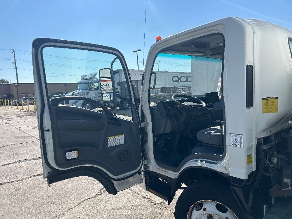 Refrigerated Truck-Light and Medium Duty Trucks-Isuzu-2019-NRR-Chicago (Melrose Park)-IL-98,438\n\t\tmiles-$ 48,500 - Image 16