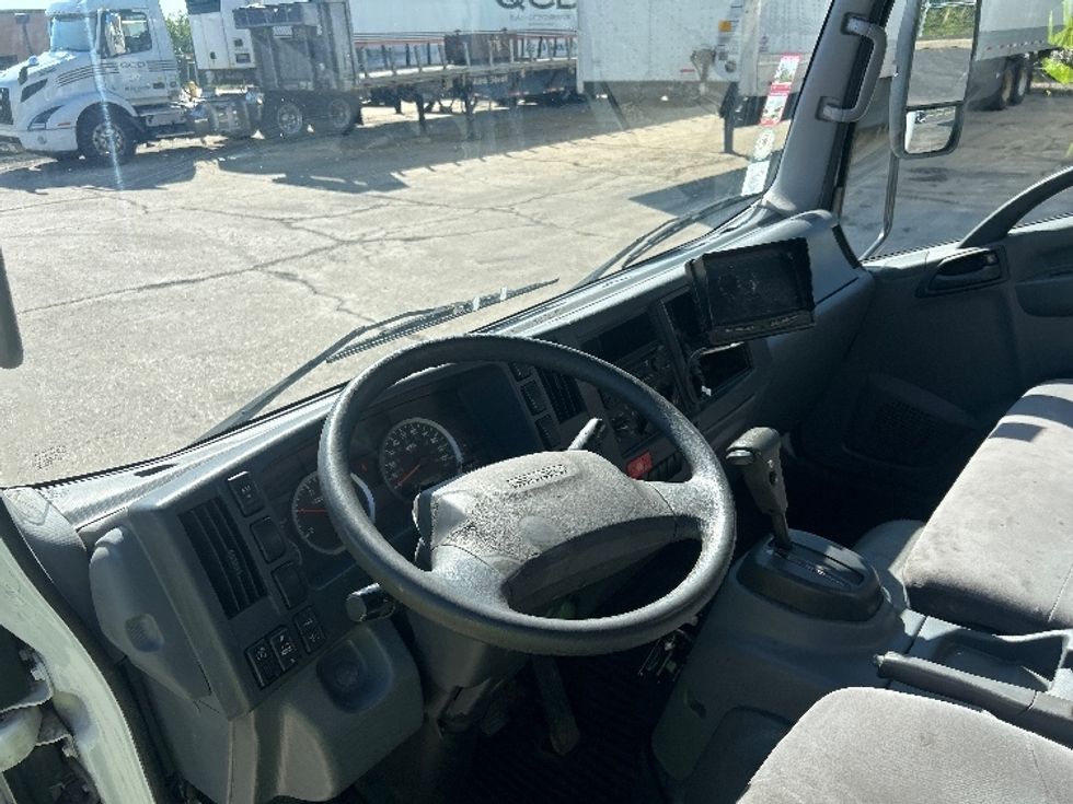 Refrigerated Truck-Light and Medium Duty Trucks-Isuzu-2019-NRR-Chicago (Melrose Park)-IL-98,438\n\t\tmiles-$ 48,500 - Image 17