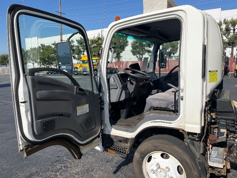 Refrigerated Truck-Light and Medium Duty Trucks-Isuzu-2019-NRR-La Mirada-CA-108,364\n\t\tmiles-$ 53,250 - Image 16