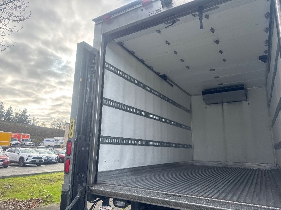 Refrigerated Truck-Light and Medium Duty Trucks-Isuzu-2021-FTR-Tukwila-WA-27,077\n\t\tmiles-$ 73,000 - Image 11