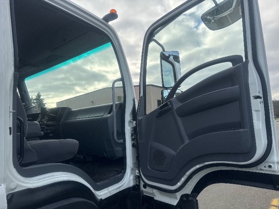 Refrigerated Truck-Light and Medium Duty Trucks-Isuzu-2021-FTR-Tukwila-WA-27,077\n\t\tmiles-$ 73,000 - Image 20