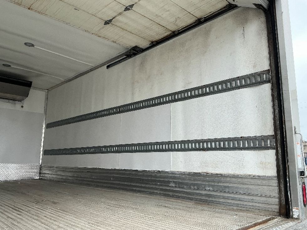 Refrigerated Truck-Light and Medium Duty Trucks-Isuzu-2022-NRR-Cambridge-ON-456,214\n\t\tkm-$ 31,000 - Image 12
