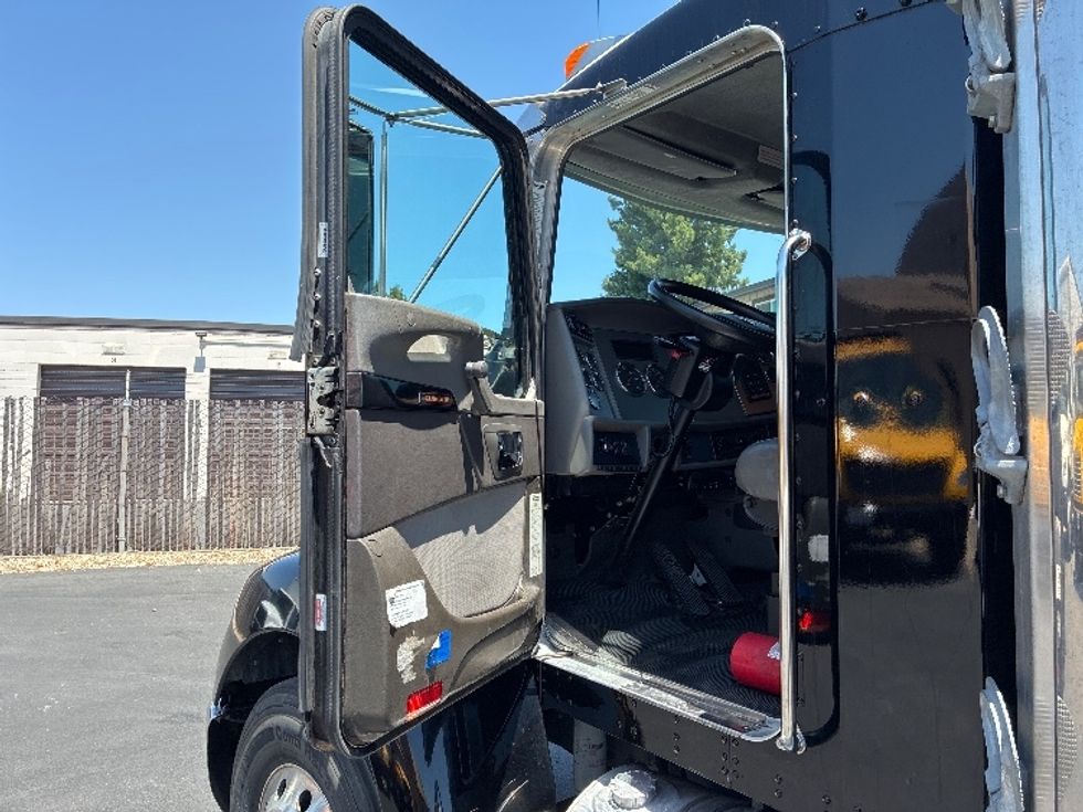 Refrigerated Truck-Light and Medium Duty Trucks-Kenworth-2017-T370-West Sacramento-CA-182,585\n\t\tmiles-$ 44,750 - Image 16