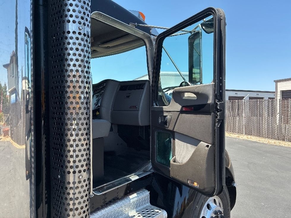 Refrigerated Truck-Light and Medium Duty Trucks-Kenworth-2017-T370-West Sacramento-CA-182,585\n\t\tmiles-$ 44,750 - Image 20