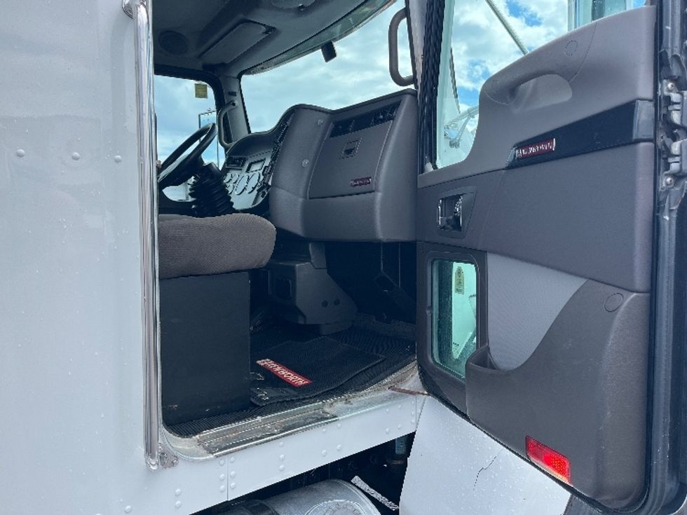 Refrigerated Truck-Light and Medium Duty Trucks-Kenworth-2018-T370-Ottawa-ON-469,249\n\t\tkm-$ 24,000 - Image 20