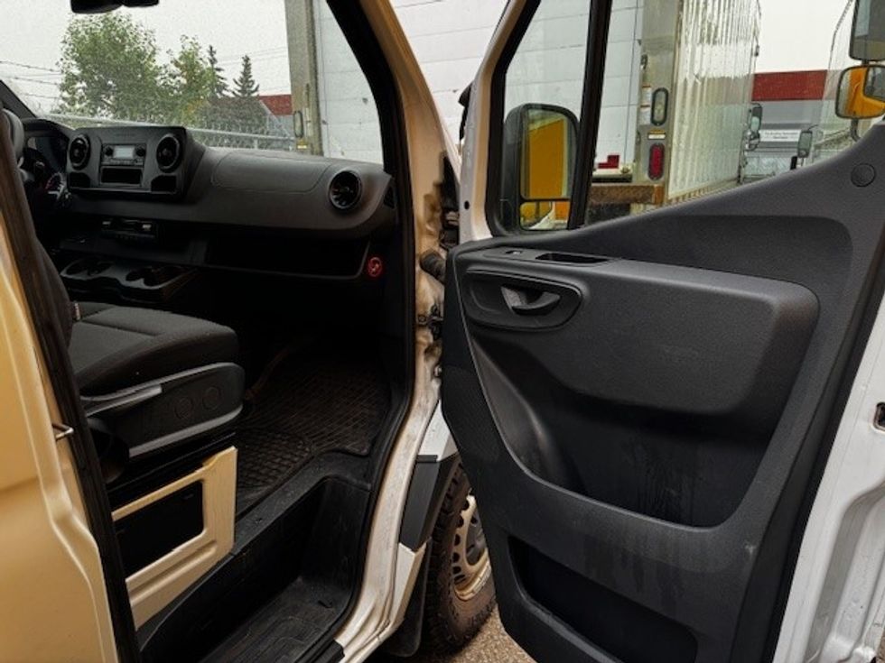 Refrigerated Truck-Light and Medium Duty Trucks-Mercedes-2019-Sprinter-Edmonton-AB-252,000\n\t\tkm-$ 31,500 - Image 17
