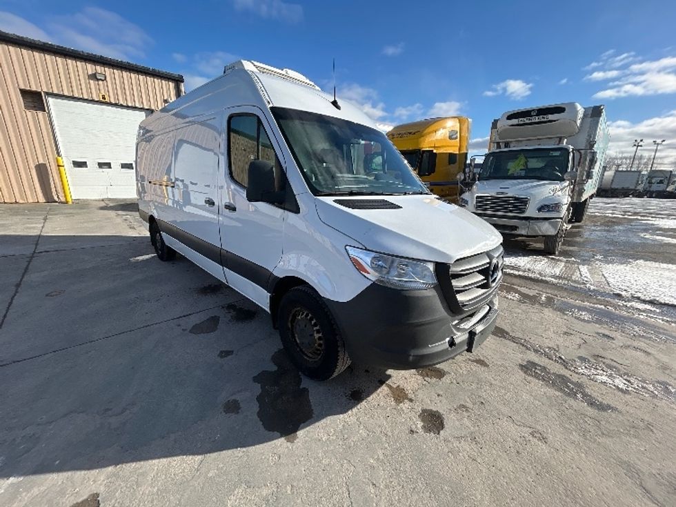 Refrigerated Truck-Light and Medium Duty Trucks-Mercedes-2020-Sprinter-Montreal-PQ-165,222\n\t\tkm-$ 38,500 - Image 1