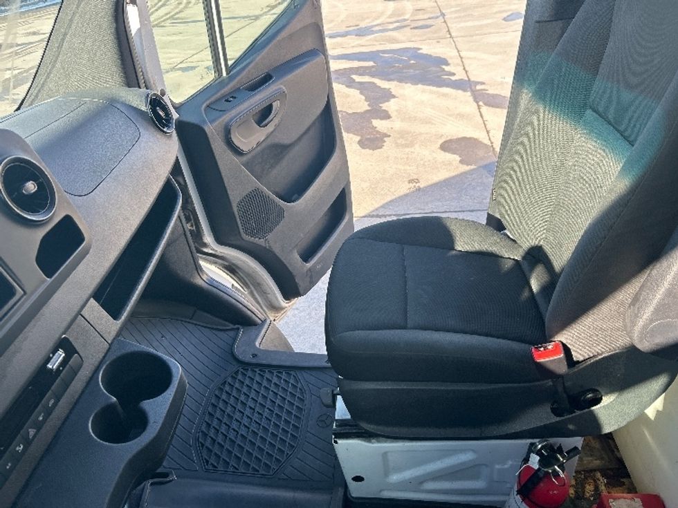 Refrigerated Truck-Light and Medium Duty Trucks-Mercedes-2020-Sprinter-Montreal-PQ-165,222\n\t\tkm-$ 38,500 - Image 16