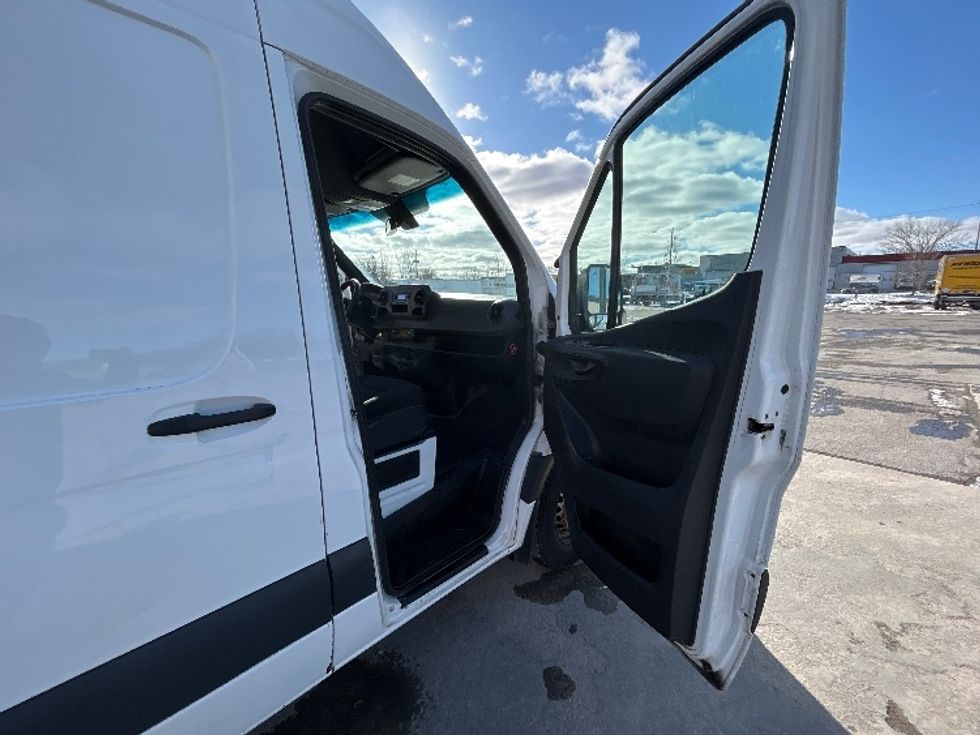 Refrigerated Truck-Light and Medium Duty Trucks-Mercedes-2020-Sprinter-Montreal-PQ-165,222\n\t\tkm-$ 38,500 - Image 17