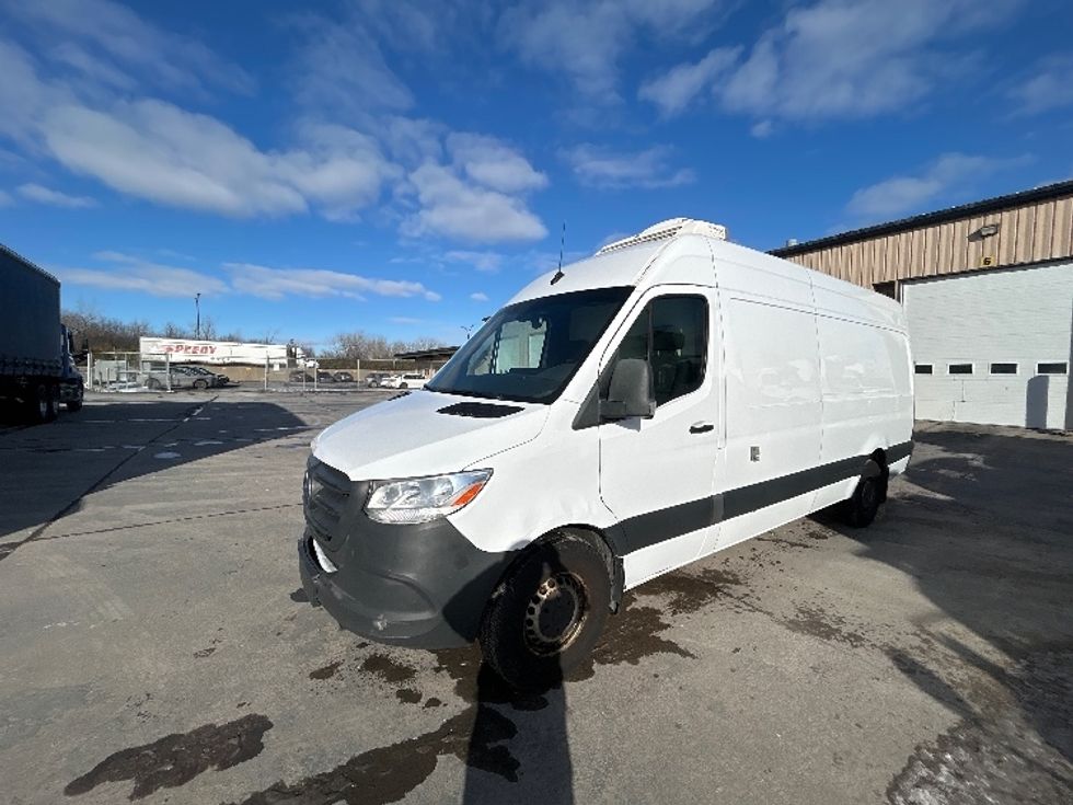Refrigerated Truck-Light and Medium Duty Trucks-Mercedes-2020-Sprinter-Montreal-PQ-165,222\n\t\tkm-$ 38,500 - Image 3