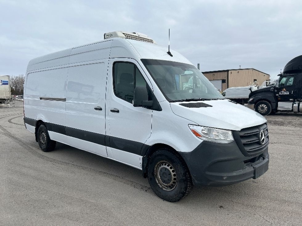 Refrigerated Truck-Light and Medium Duty Trucks-Mercedes-2020-Sprinter-Montreal-PQ-168,731\n\t\tkm-$ 38,750 - Image 1