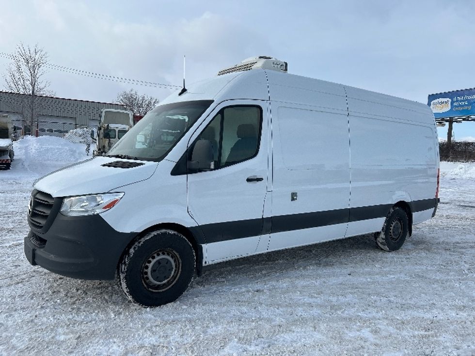 Refrigerated Truck-Light and Medium Duty Trucks-Mercedes-2020-Sprinter-Montreal-PQ-170,491\n\t\tkm-$ 12,750 - Image 3