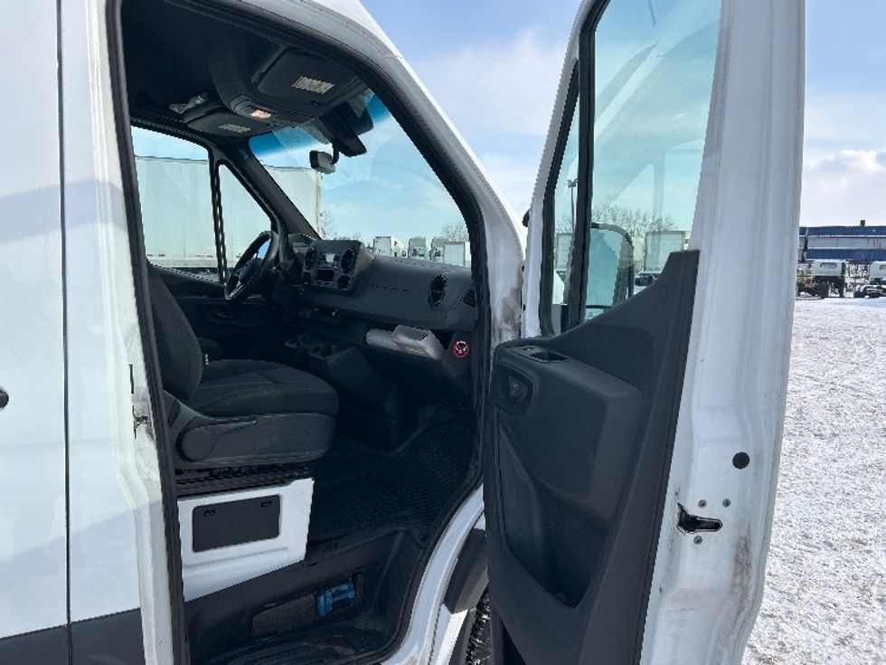 Refrigerated Truck-Light and Medium Duty Trucks-Mercedes-2020-Sprinter-Montreal-PQ-170,491\n\t\tkm-$ 38,500 - Image 18
