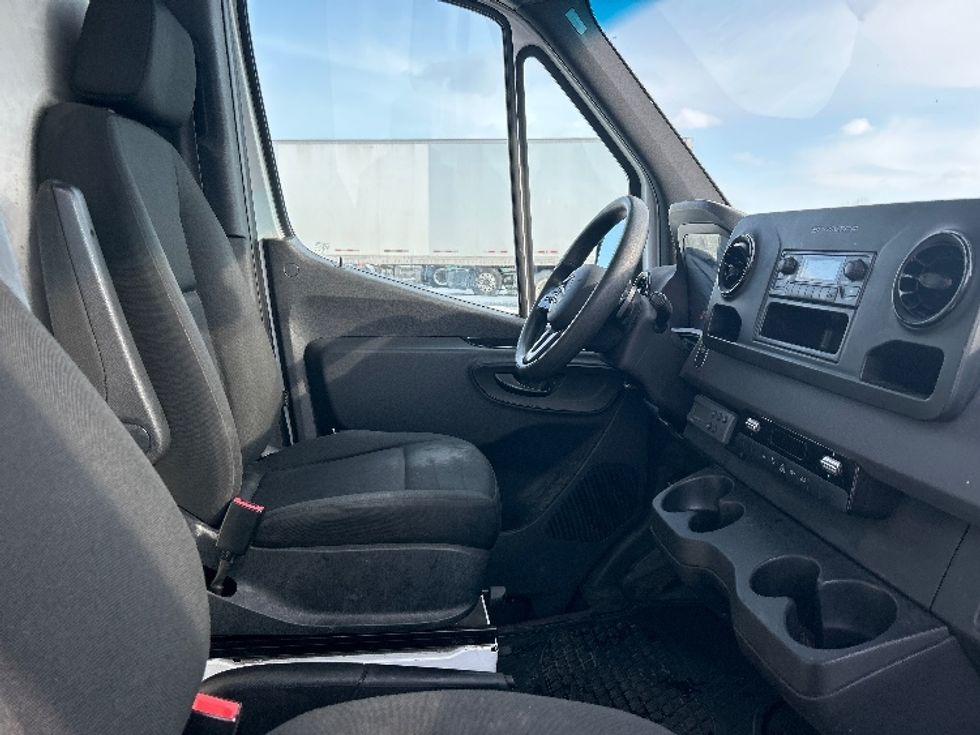 Refrigerated Truck-Light and Medium Duty Trucks-Mercedes-2020-Sprinter-Montreal-PQ-170,491\n\t\tkm-$ 38,500 - Image 20