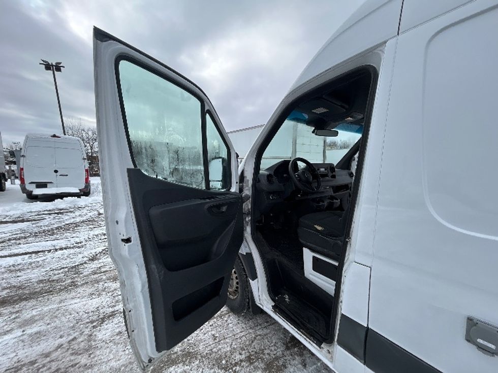 Refrigerated Truck-Light and Medium Duty Trucks-Mercedes-2020-Sprinter-Montreal-PQ-170,599\n\t\tkm-$ 38,500 - Image 16