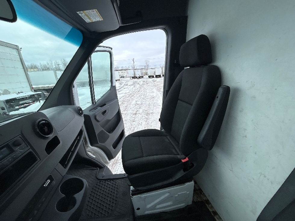 Refrigerated Truck-Light and Medium Duty Trucks-Mercedes-2020-Sprinter-Montreal-PQ-170,599\n\t\tkm-$ 38,500 - Image 19