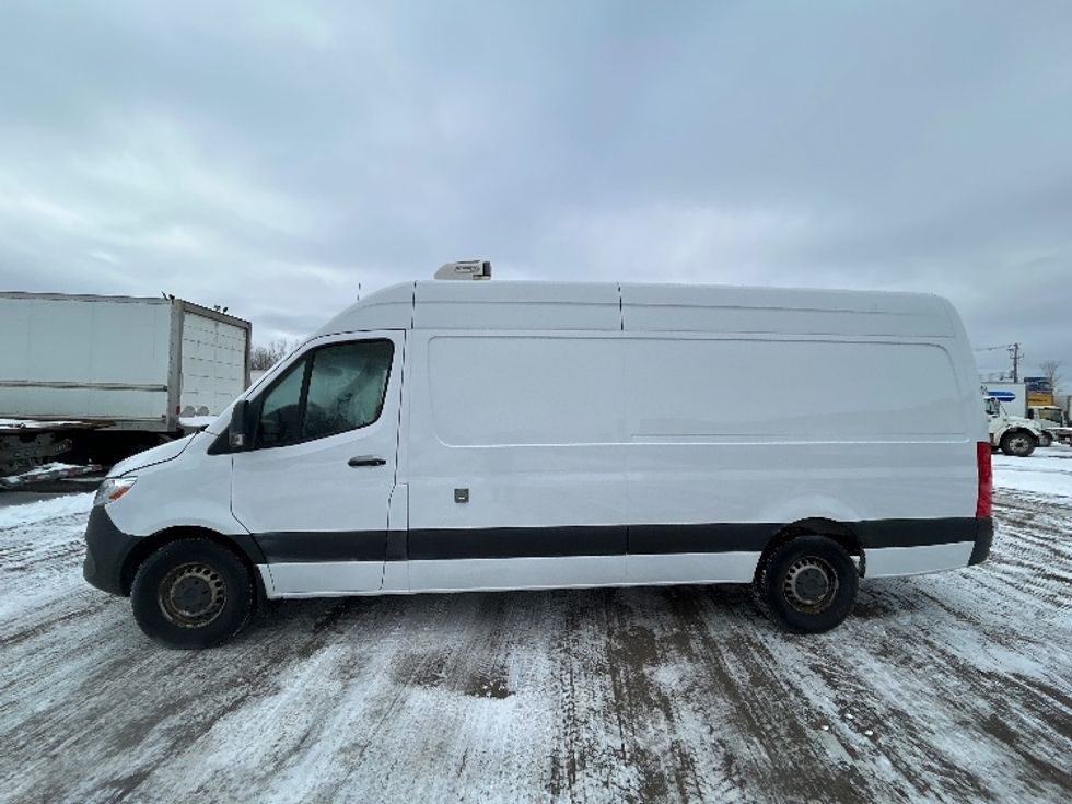 Refrigerated Truck-Light and Medium Duty Trucks-Mercedes-2020-Sprinter-Montreal-PQ-170,599\n\t\tkm-$ 38,500 - Image 4
