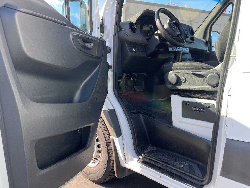Refrigerated Truck-Light and Medium Duty Trucks-Mercedes-2021-Sprinter-Torrance-CA-115,261\n\t\tmiles-$ 42,000 - Image 16