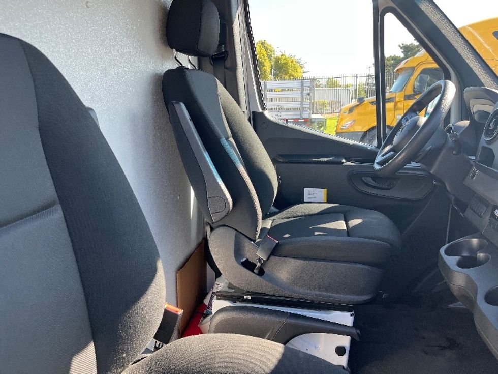 Refrigerated Truck-Light and Medium Duty Trucks-Mercedes-2021-Sprinter-Torrance-CA-86,280\n\t\tmiles-$ 45,000 - Image 22