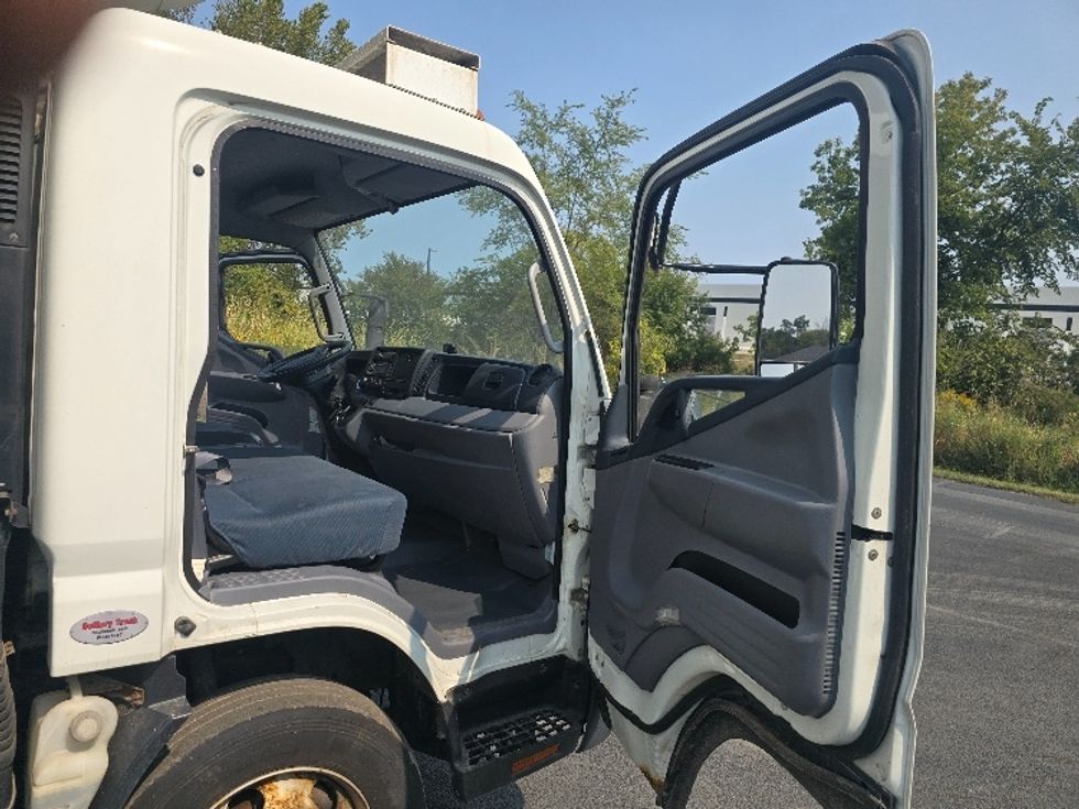 Refrigerated Truck-Light and Medium Duty Trucks-Mitsubishi-2017-FUSO FE140-New Berlin-WI-124,755\n\t\tmiles-$ 41,000 - Image 19